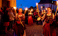 克鲁姆洛夫诡秘之夜（夜游）。导游着古装。